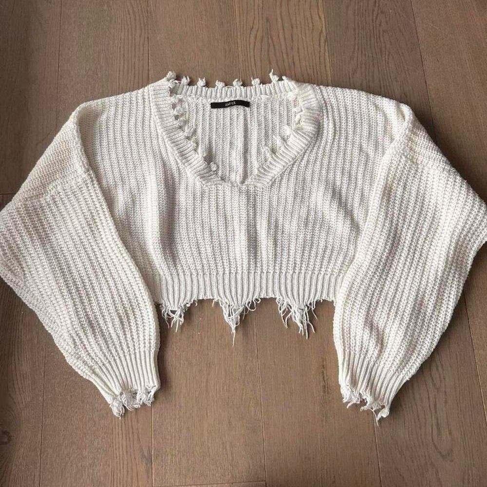 COASTAL WHITE DISTRESSED KNIT SWEATER